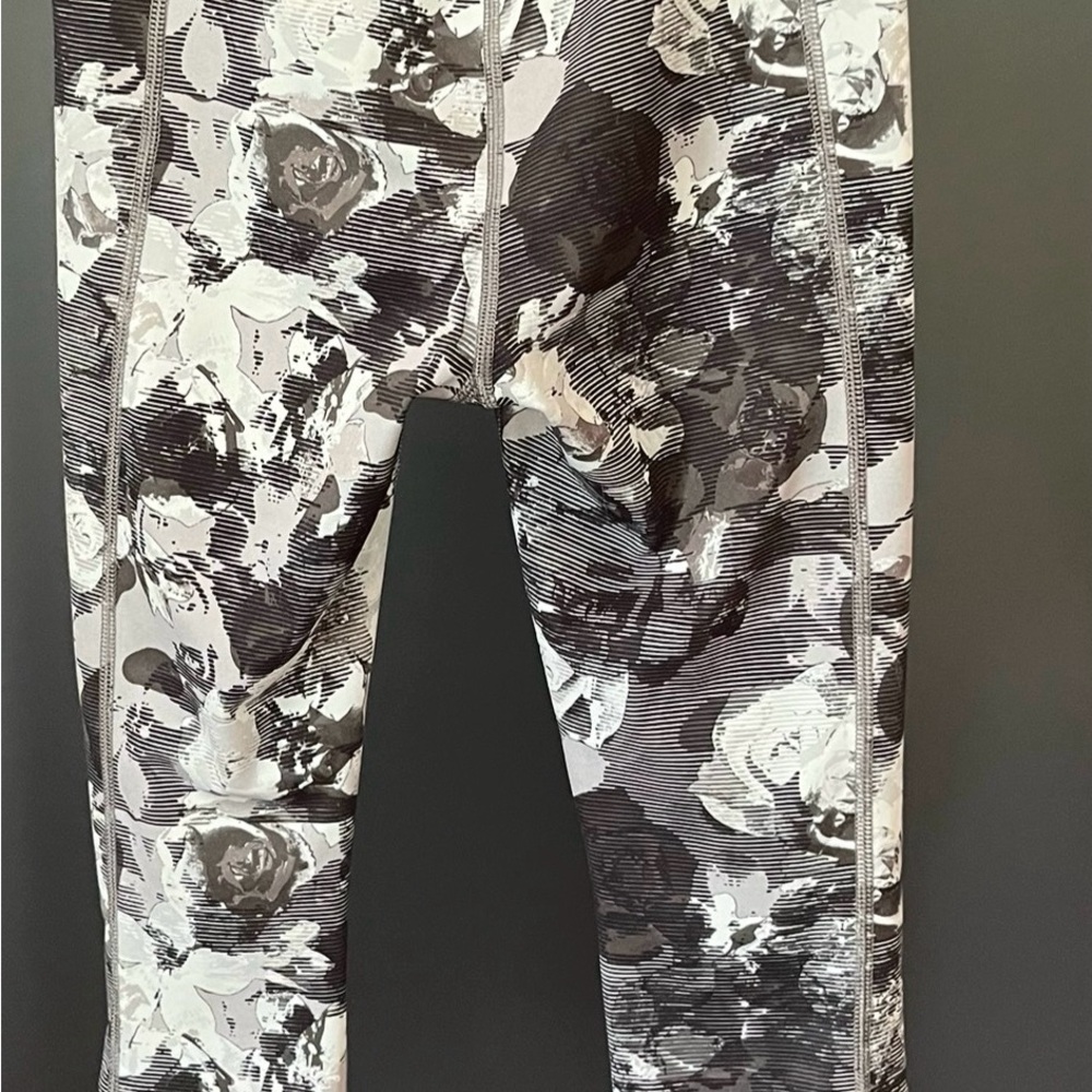 The North Face Flashdry Cropped Athletic Leggings - Picture 5 of 8